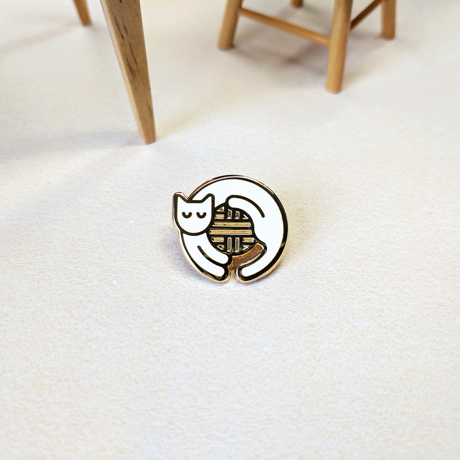 Emaille Pin Mit Weißer Katze, Vergoldeter Pin, Verspielter Katzenliebhaber Geschenk Emaille Pin Mit Weißer Katze, Vergoldeter Pin, Verspielter Katzenliebhaber Geschenk von TingsByUs