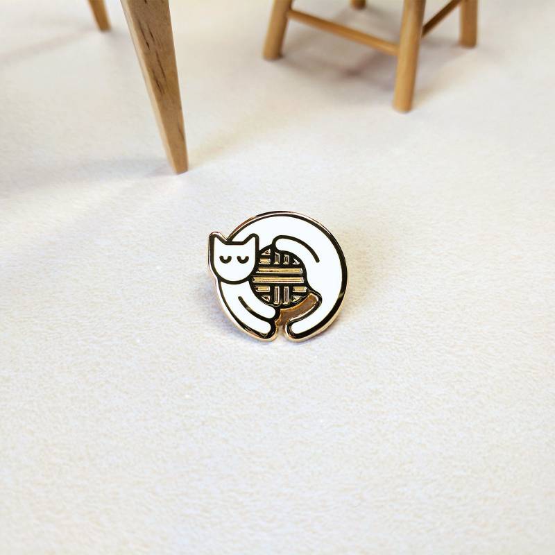 Emaille Pin Mit Weißer Katze, Vergoldeter Pin, Verspielter Katzenliebhaber Geschenk Emaille Pin Mit Weißer Katze, Vergoldeter Pin, Verspielter Katzenliebhaber Geschenk von TingsByUs