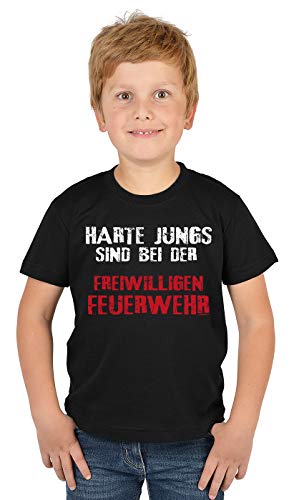 Kinder Feuerwehr Tshirt - Sprüche Shirt Freiwillige Feuerwehr : Harte Jungs sind bei der Freiwilligen Feuerwehr - Kindershirt Bekleidung FFW Gr: M = 134-140 von Tini - Shirts