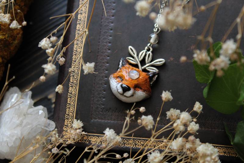 Halskette Fuchs Mondstein Polymer Clay Totem Anhänger von TiniestSpirit