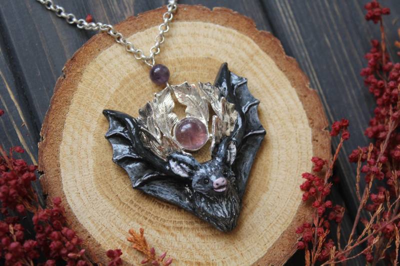 Fledermaus Halskette Gothic Amethyst Anhänger, Hexenhafter Halloween Anhänger von TiniestSpirit