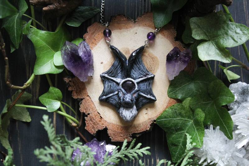 Gothic Fledermaus Anhänger Handbemalter Anhänger Aus Polyurethan Mit Amethyst Gothic Fledermaus Anhänger Handbemalter Anhänger Aus Polyurethan Mit Amethyst von TiniestSpirit