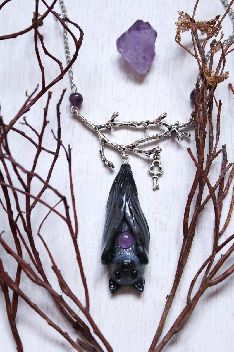 Gothic Fledermaus Halskette Polymer Clay Anhänger Mit Amethyst von TiniestSpirit