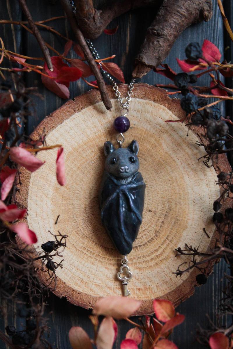 Gothic Fledermaus Kette Polymer Clay Anhänger, Amethyst & Schlüssel Charm Gothic Fledermaus Kette Polymer Clay Anhänger, Amethyst & Schlüssel Charm von TiniestSpirit