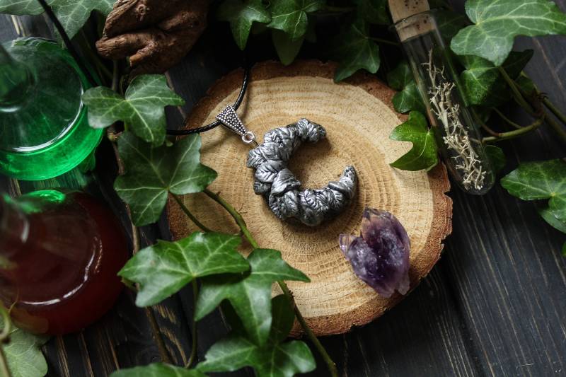 Halbmond-Blatt-Anhänger Witchy Wald Halskette von TiniestSpirit
