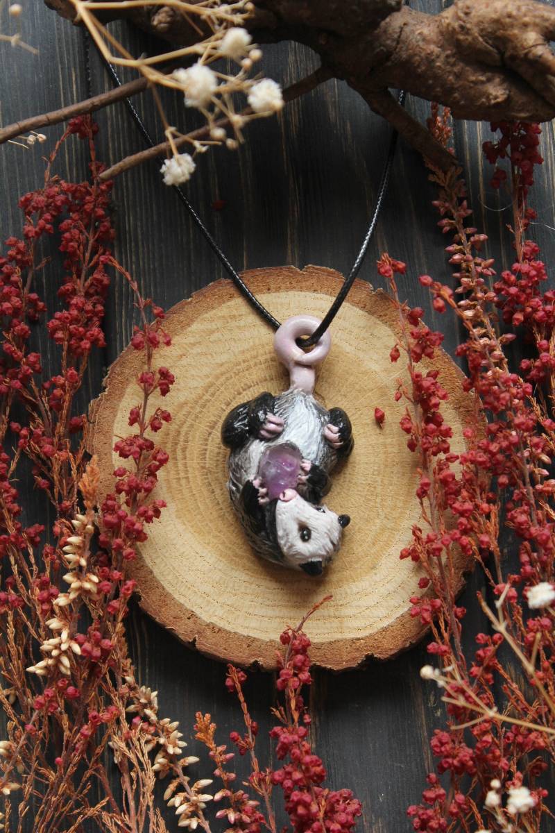 Halskette Opossum Mit Anhänger Aus Polymer Clay Und Amethyst Halskette Opossum Mit Anhänger Aus Polymer Clay Und Amethyst von TiniestSpirit