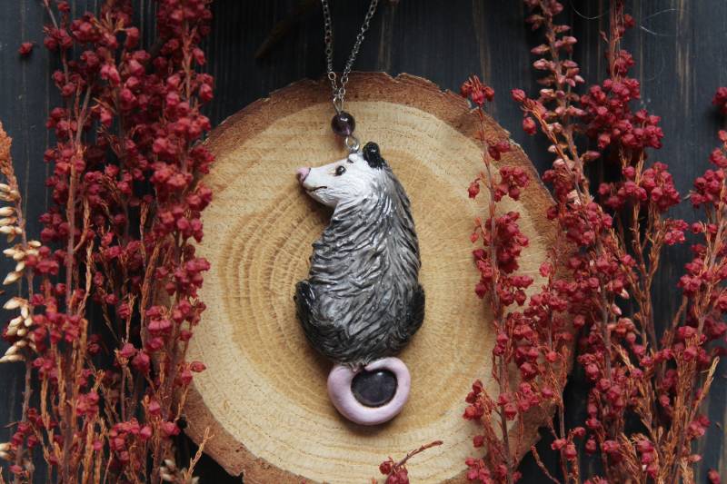 Halskette Opossum Mit Anhänger Aus Polymer Clay Und Amethyst Halskette Opossum Mit Anhänger Aus Polymer Clay Und Amethyst von TiniestSpirit