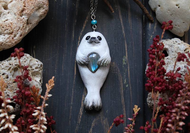 Handgefertigte Fimo Robben Pup Halskette Mit Labradorite Handgefertigte Fimo Robben Pup Halskette Mit Labradorite von TiniestSpirit