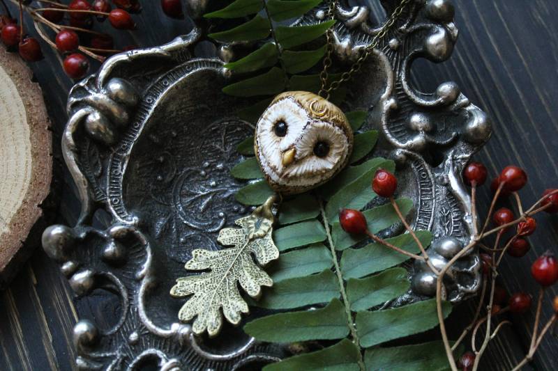 Handgemachte Schleiereule-Kette Anhänger Aus Polymer Clay Mit Bronzefarbenem Eichenblatt Handgemachte Schleiereule-Kette Anhänger Aus Polymer Clay Mit Bronzefarbenem Eichenblatt von TiniestSpirit