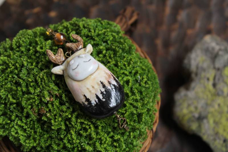 Wald Sonnenaufgang Gehörnten Geist, Polymer Clay Handbemalt Anhänger Wald Sonnenaufgang Gehörnten Geist, Polymer Clay Handbemalt Anhänger von TiniestSpirit