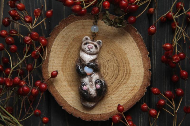 Handgemachte Frettchen Opalite Halskette Polymer Clay Tieranhänger Handgemachte Frettchen Opalite Halskette Polymer Clay Tieranhänger von TiniestSpirit