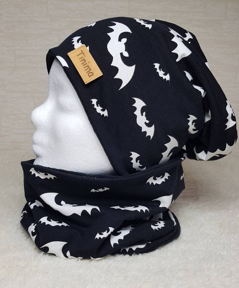 Kinder Beanie Mütze Loop Set Innen Fleece Oder Jersey "Schwarz Mit Weißen Fledermäusen" Und Einzeln Als Stirnband Halloween von TinimakreativDE
