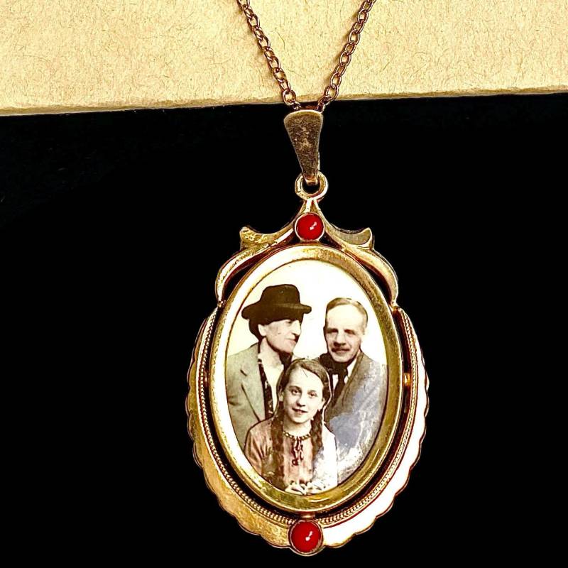 1930S Antique Locket Hand-Colored Portrait Art Deco Doublet Pendant 1930S Antique Locket Hand-Colored Portrait Art Deco Doublet Pendant von TinkerTower