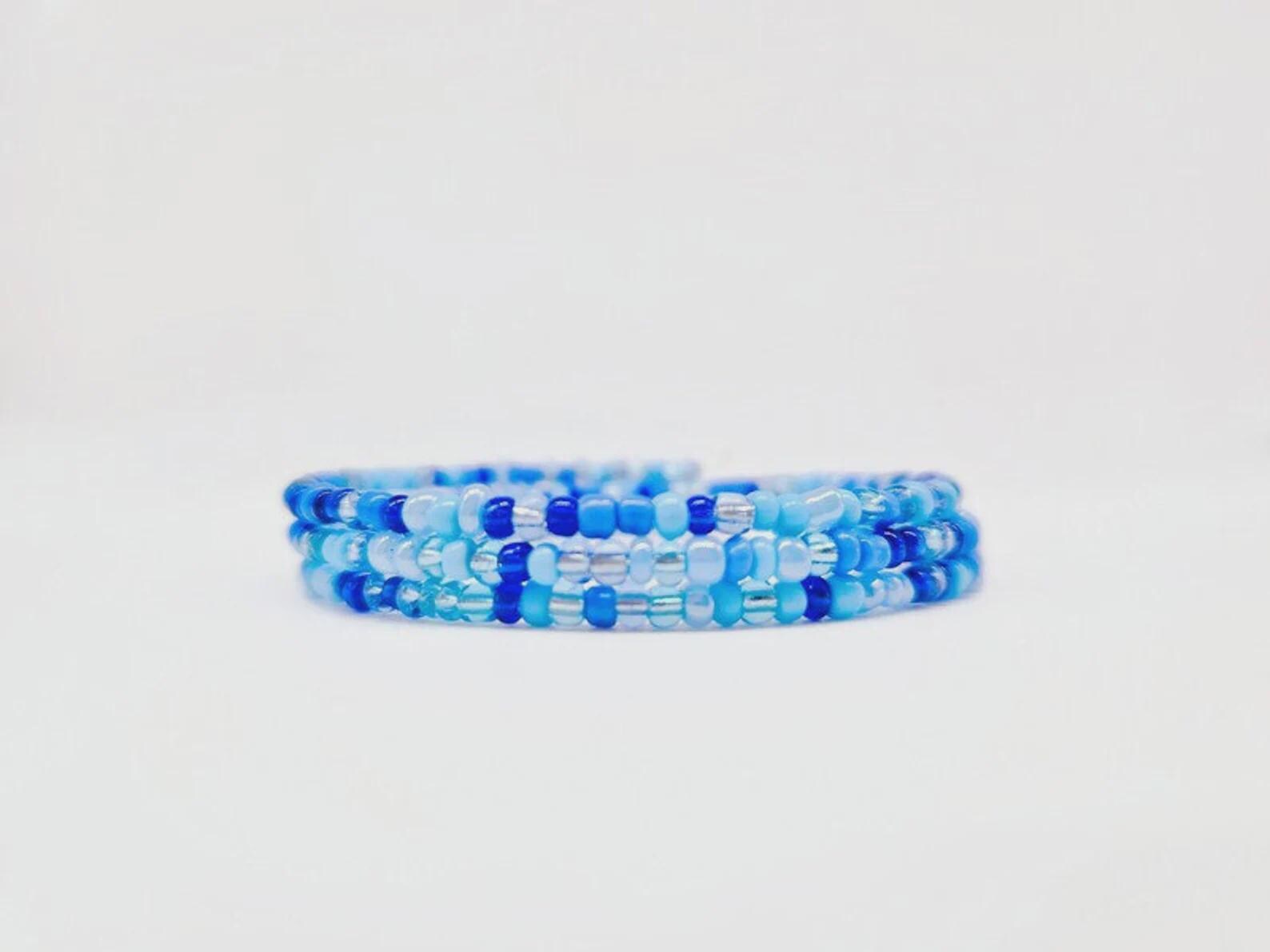 Blue Mixed Seed Bead Coil Bracelet Mixed Colour Memory Wire Wrap Layer Blue Mixed Seed Bead Coil Bracelet Mixed Colour Memory Wire Wrap Layer von Tinkerfuchs