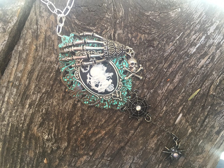 Anhänger Halskette Fantasy Gothic Steampunk Piraten Schädel Und Dragon Cameo Mit Skelett Hand Spider Anhänger Halskette Fantasy Gothic Steampunk Piraten Schädel Und Dragon Cameo Mit Skelett Hand Spider von TinkersDaughter2015