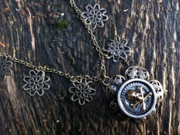 Hängiger Halskette Steampunk Fantasy Gothic Piraten Schädel Blume Filigran Hängiger Halskette Steampunk Fantasy Gothic Piraten Schädel Blume Filigran von TinkersDaughter2015