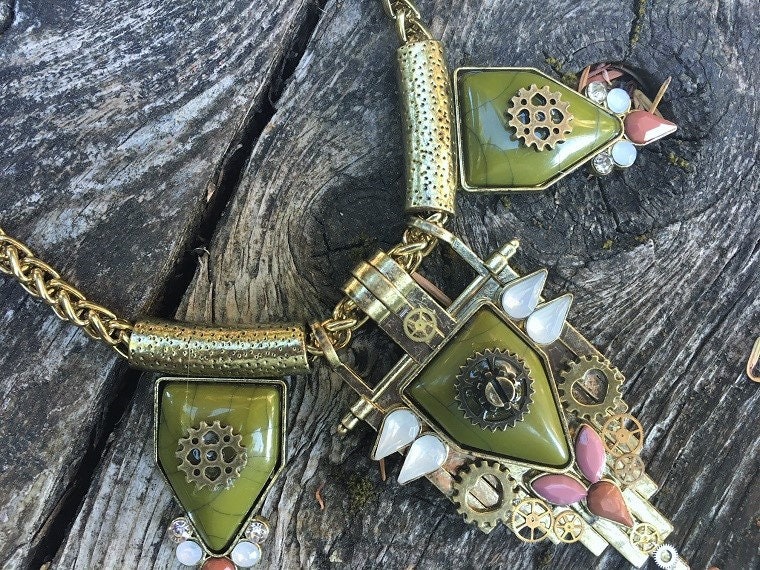 Halsband Halskette Steampunk-Art-Deco-Oliv-Grün Und Pfirsich Aus Messing Mit Uhrenteile von TinkersDaughter2015