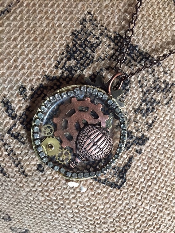 Harz-Anhänger Halskette Assemblage Im Steampunk Fantasy Stil Ballon Gears Harz-Anhänger Halskette Assemblage Im Steampunk Fantasy Stil Ballon Gears von TinkersDaughter2015
