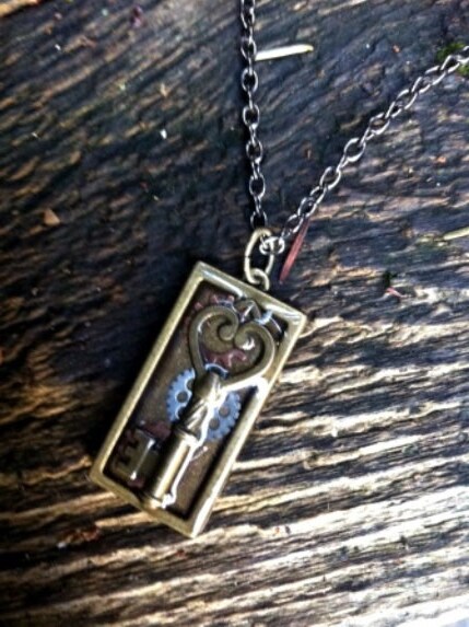 steampunk Fantasy Schlüssel Und Zahnräder Harzhalskette steampunk Fantasy Schlüssel Und Zahnräder Harzhalskette von TinkersDaughter2015