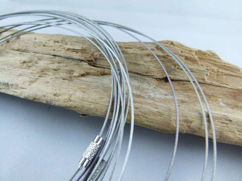 2 Silberfarbene Graue Halsreifen Aus Kunststoffummantelten Edelstahldraht Drehverschluß Kette 46 cm Länge 2 Silberfarbene Graue Halsreifen Aus Kunststoffummantelten Edelstahldraht Drehverschluß Kette 46 cm Länge von TinkyStarShop