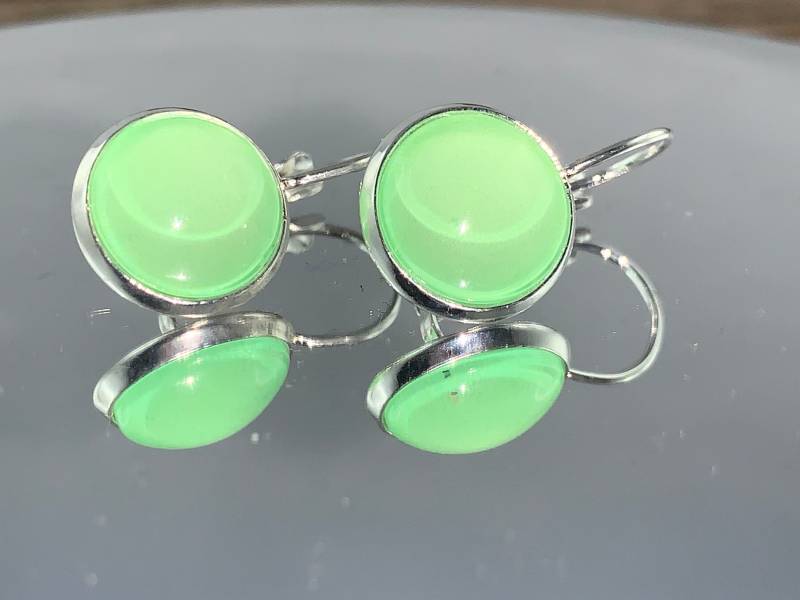 Lindgrüne Cabochon Ohrhänger Ohrringe 12mm Lindgrün Mit Brisur Cabochons Cabochon-Ohrhänger Geschenk von TinkyStarShop