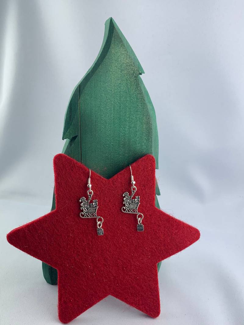 Weihnachtsmann Mit Schlitten Und Geschenk Weihnachtshänger Weihnachtsohrringe Ohrringe Adventskalenderfüllung von TinkyStarShop