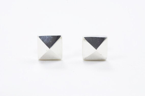 Pyramiden-Ohrstecker Aus Sterlingsilber Pyramiden-Ohrstecker Aus Sterlingsilber von TinyArmour
