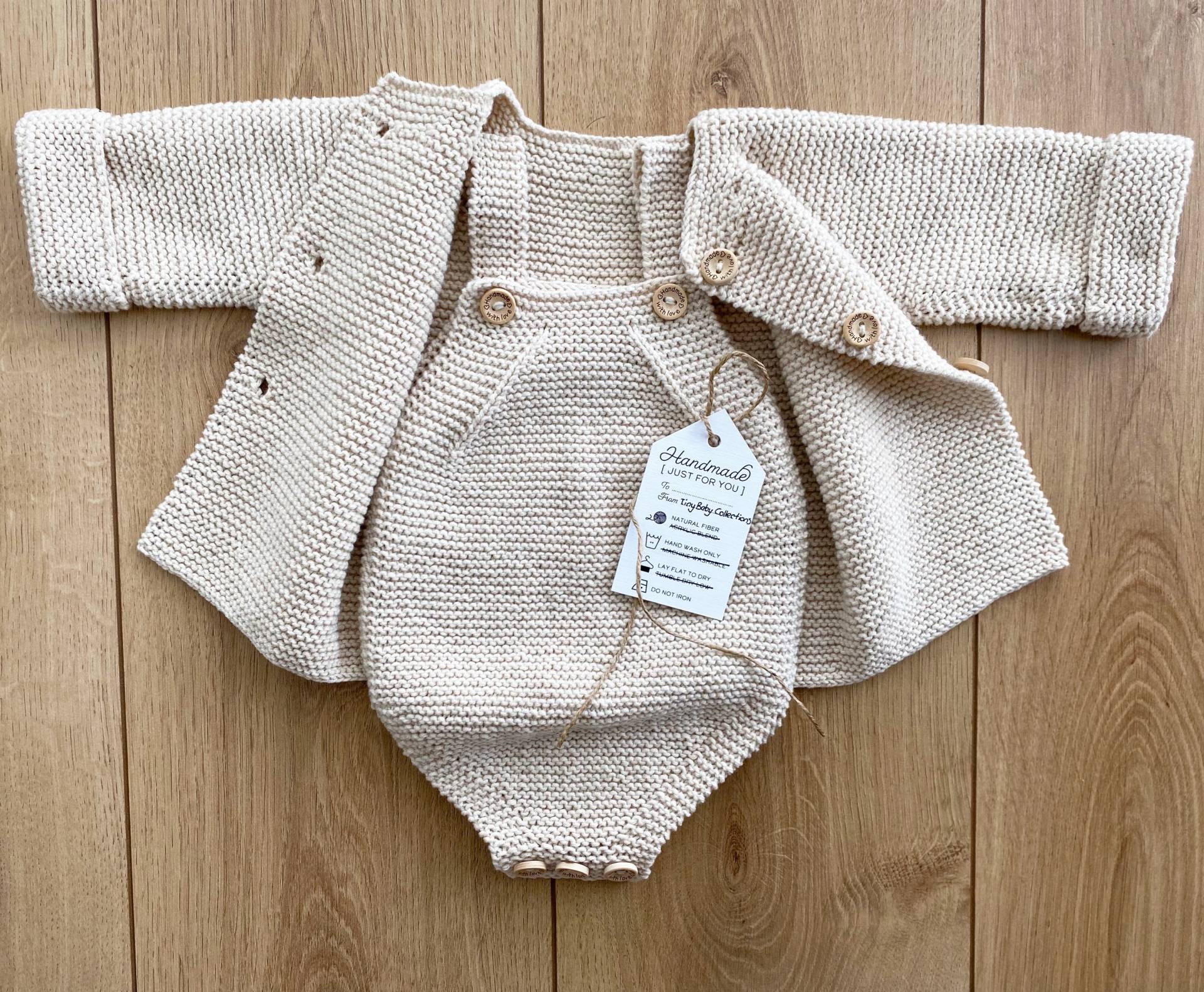 Gestrickter Baby Strampler Und Strickjacke, Gestrickte Babykleidung, Baumwollstrick-Baby-Outfit - Handgestrickte Babykleidung von TinyBabyCollections