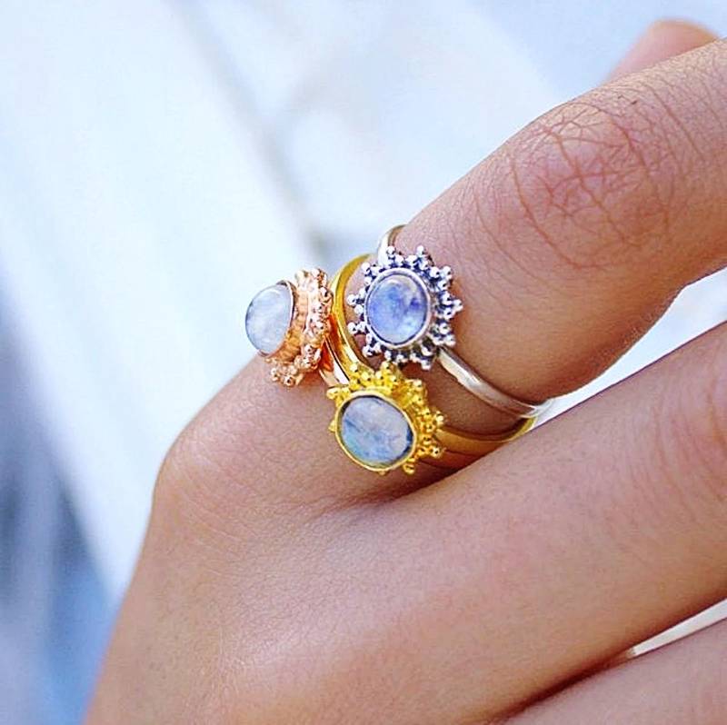 Mondstein Verlobungsring - Geschenk Für Freundin Beauty Regenbogen Ring Sie von TinyBoxJewelry