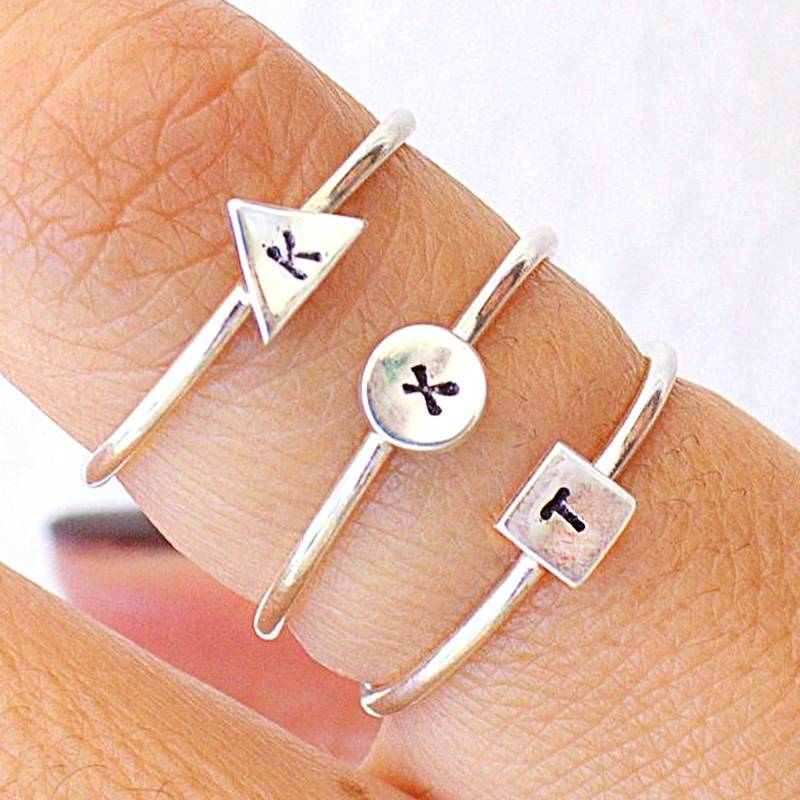 Namensring, Anfangsring, Zierlicher Ring, Stapelringe Namen, Personalisierter Benutzerdefinierter Schmuck, Monogrammring von TinyBoxJewelry