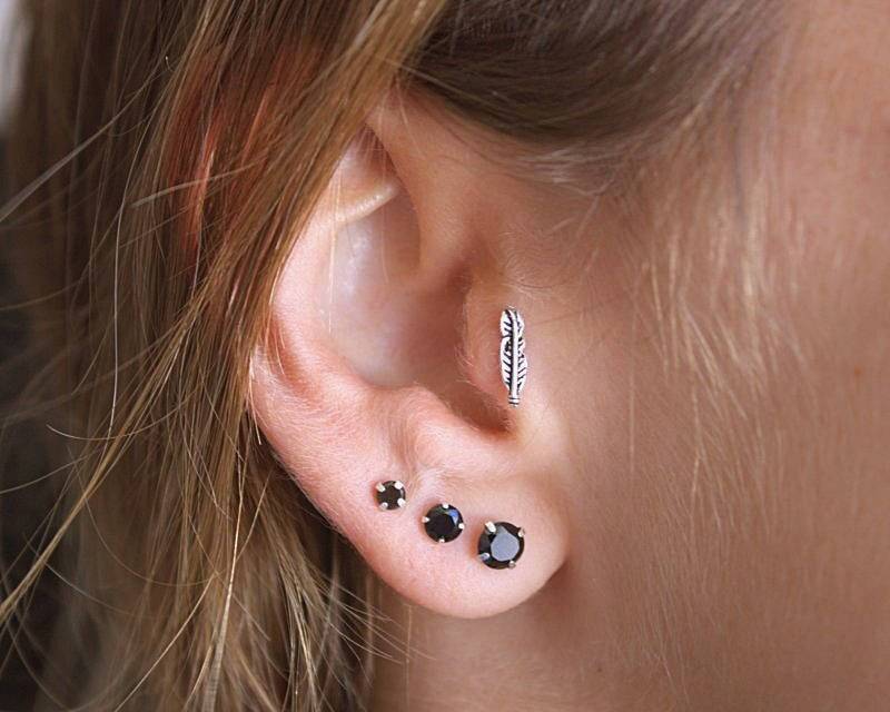 Kleine Tragus Piercing, Schmuck, Feder Ohrring, Zierliche Knorpelohrring, Anti Helix Bolzenohrring von TinyBoxJewelry