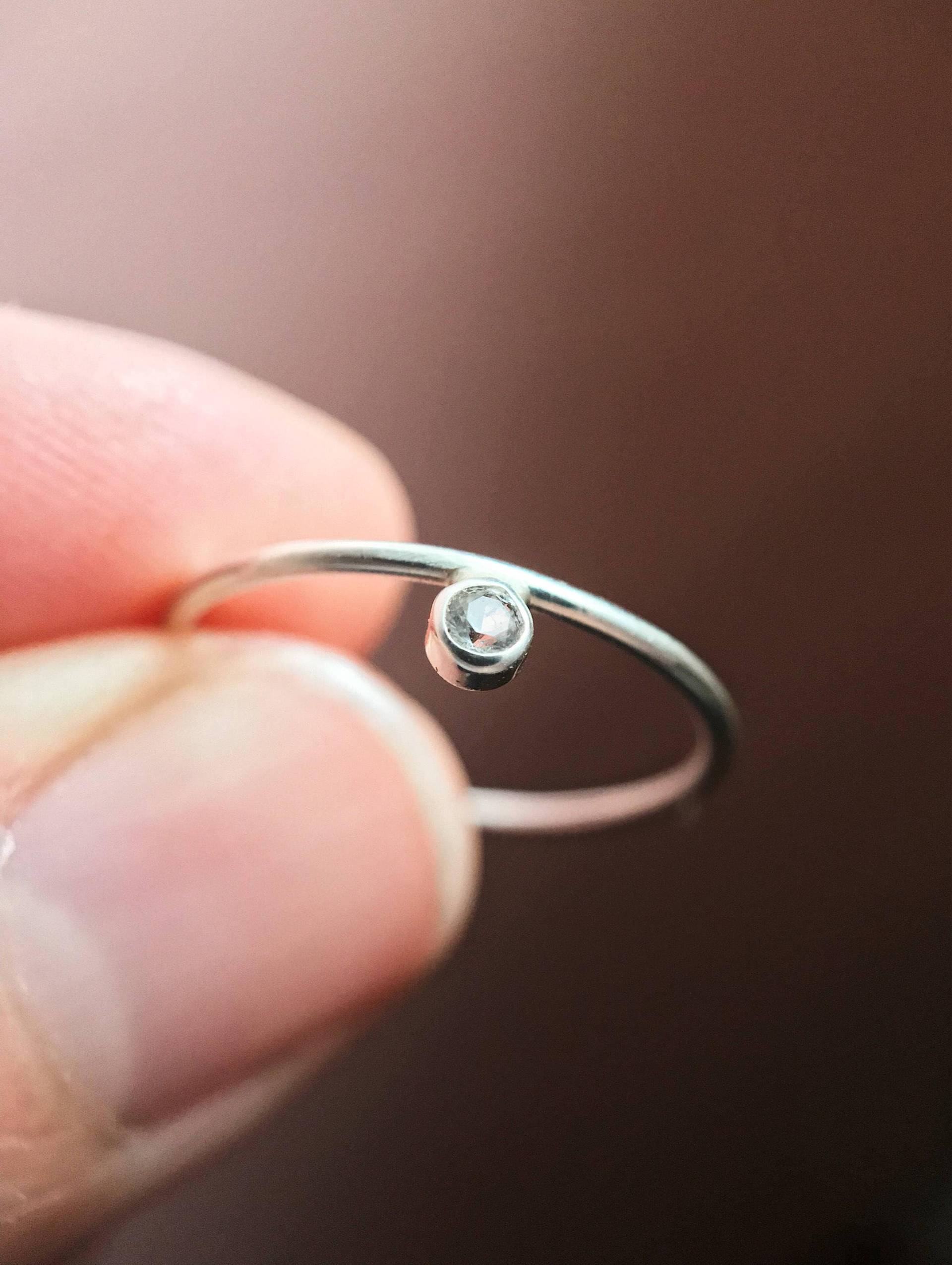 Handgefertigter Sterling Silber 2 Mm Edelstein Ring. Passen Sie Ihren Stein An Perfekt Für Geburtstage, Brautjungfern & Jubiläen Handgefertigter Sterling Silber 2 Mm Edelstein Ring. Passen Sie Ihren Stein An Perfekt Für Geburtstage, Brautjungfern & Jubiläen von TinyErica