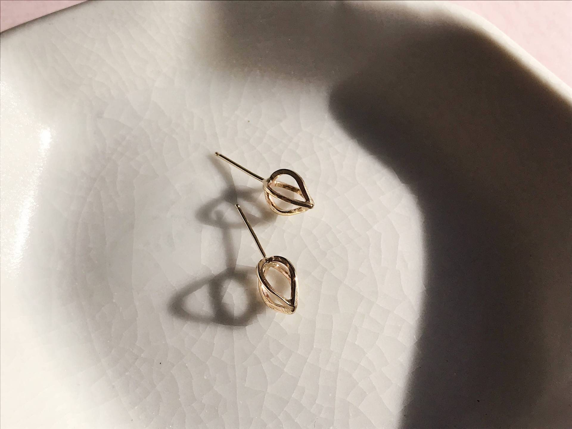 Handgemachte 14K Gelbgold 3D Samen Ohrringe. Moderne, Architekten Ohrstecker. Birnenförmiger Käfig-Ohrstecker. Auf Bestellung. Geburtstag Handgemachte 14K Gelbgold 3D Samen Ohrringe. Moderne, Architekten Ohrstecker. Birnenförmiger Käfig-Ohrstecker. Auf Bestellung. Geburtstag von TinyErica