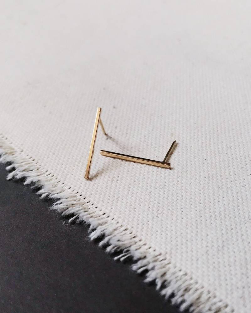 Handgemachte 14K Gelbgold Jeden Tag Skinny Bar Ohrringe. Zierlich & Leicht. Ein Ausgezeichnetes Brautjungfer-, Abschluss - Oder Muttertagsgeschenk von TinyErica