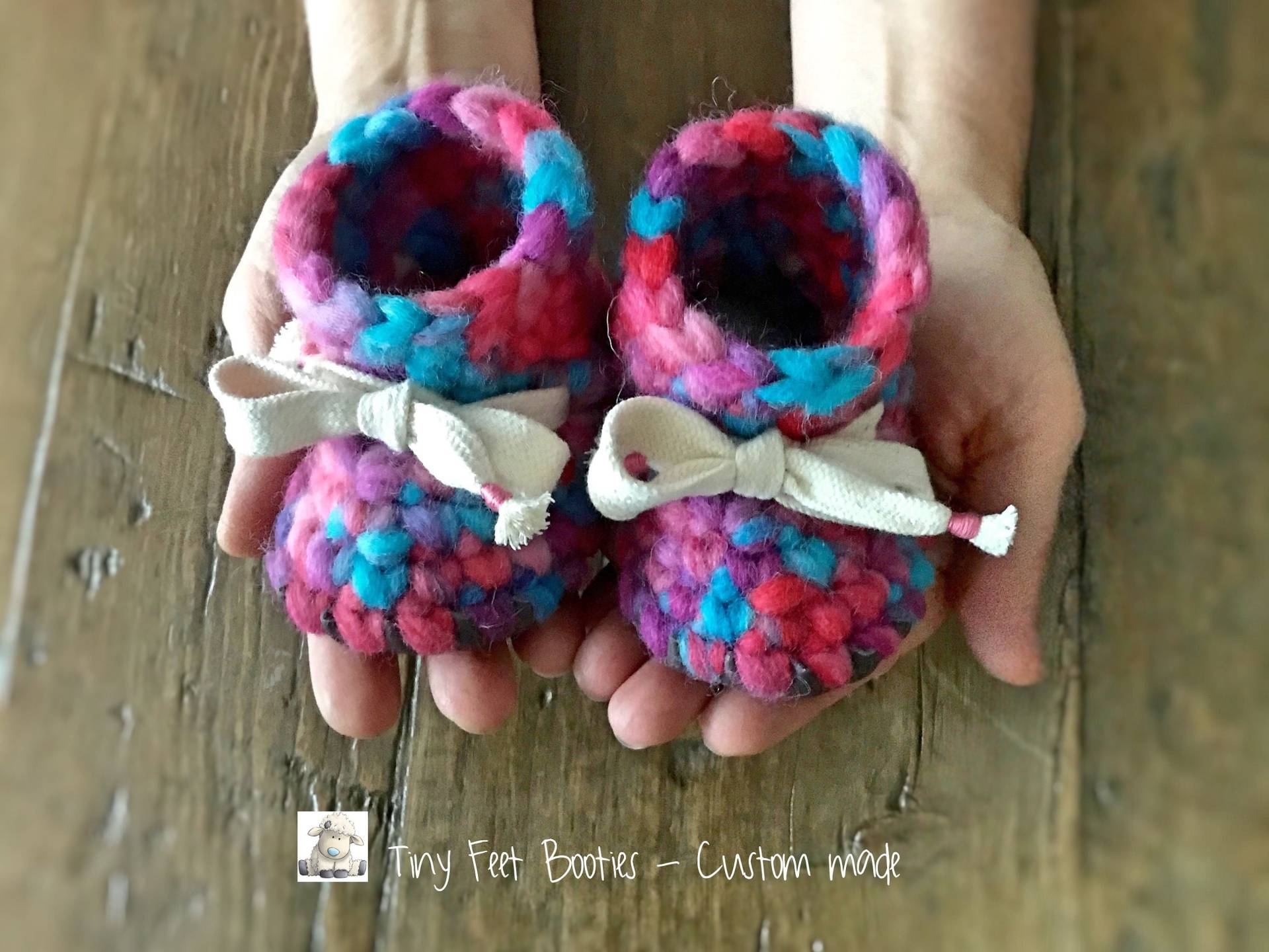 Benutzerdefinierte Farben Weiche Baby-Booties Ultra Bequeme Handgemachte Reine Wolle Gestrickte Stiefel Umweltfreundliche Weiche Ledersohle Babys von TinyFeetBooties