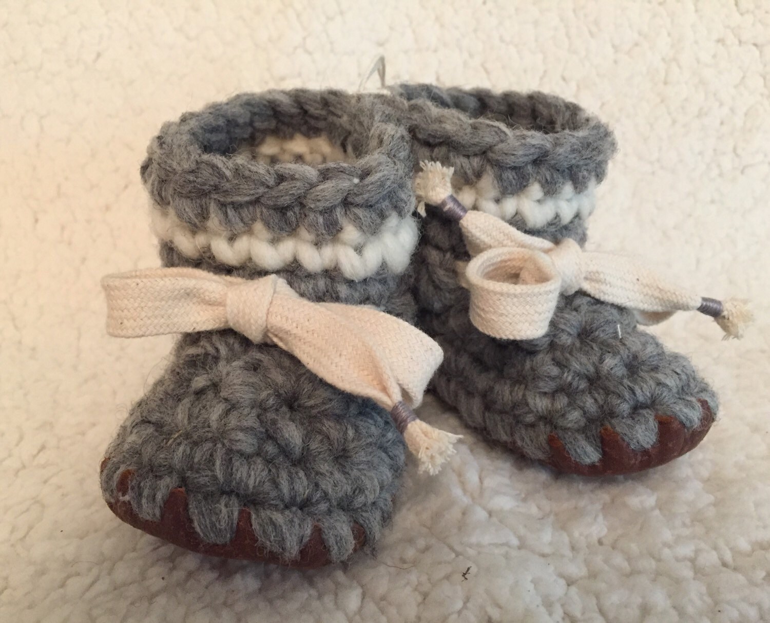 Graue Weiche Baby Unisex Pre Wolle Und Leder Handgemachte Gestrickte Stiefel Umweltfreundliche Ledersohle Babys Erste Schuhe von TinyFeetBooties