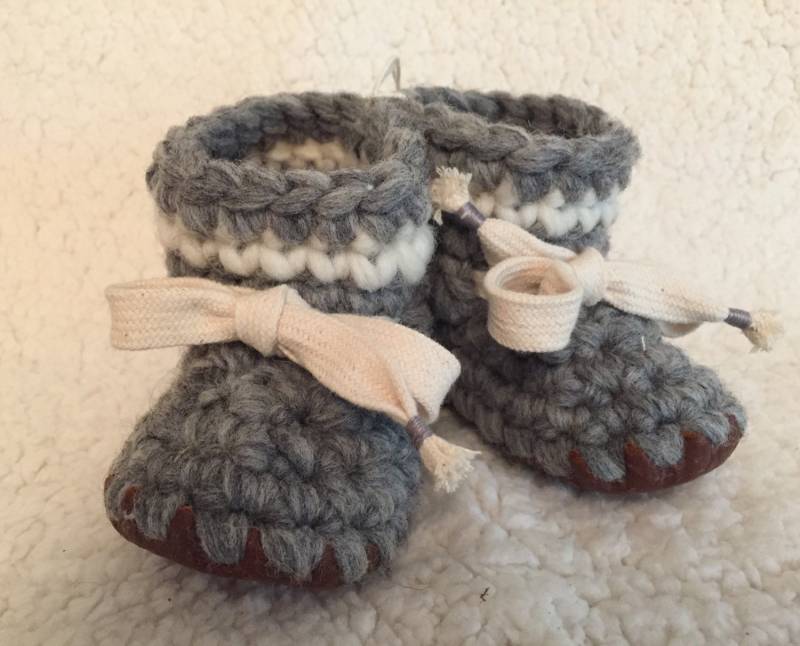 Graue Weiche Baby Unisex Pre Wolle Und Leder Handgemachte Gestrickte Stiefel Umweltfreundliche Ledersohle Babys Erste Schuhe von TinyFeetBooties
