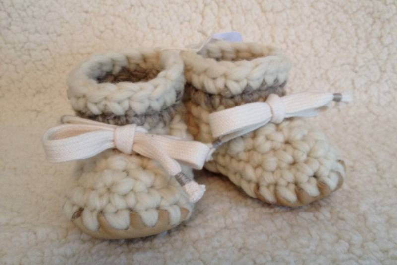 Handgefertigte Wolle Babyschuhe - Weiche Ledersohle, Gemütliche Winterstiefel Für Babys & Kleinkinder von TinyFeetBooties