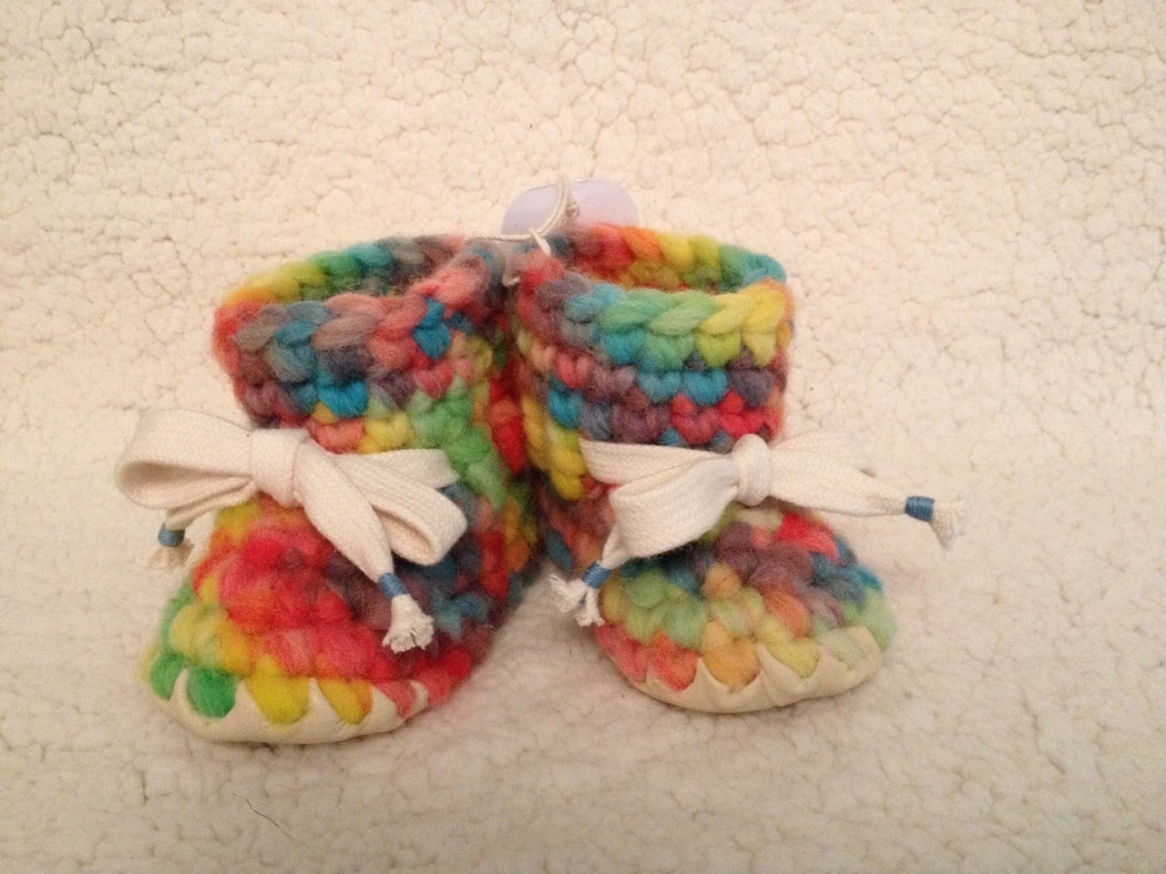 Multi Gehäkelte Babyschuhe. Weiche Ledersohle Mit Regenbogen 100%wolle Handgefertigt Und Natürlicher Farbstoff von TinyFeetBooties