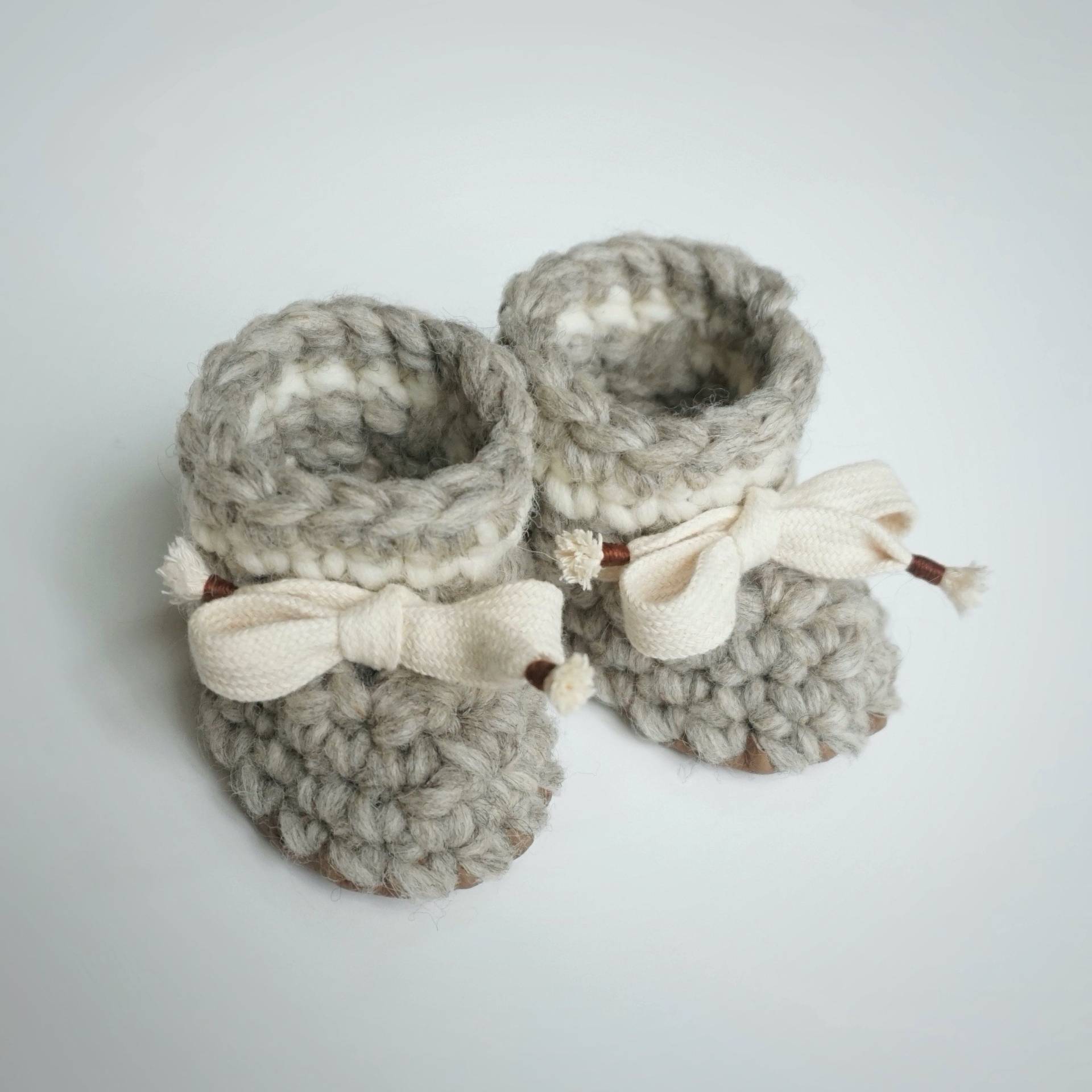 Natürliche Graue Weiche Baby-Booties Aus Reiner Wolle Handgefertigte Gestrickte Unisex-stiefel Umweltfreundliche Ledersohle Babys Erste Schuhe von TinyFeetBooties