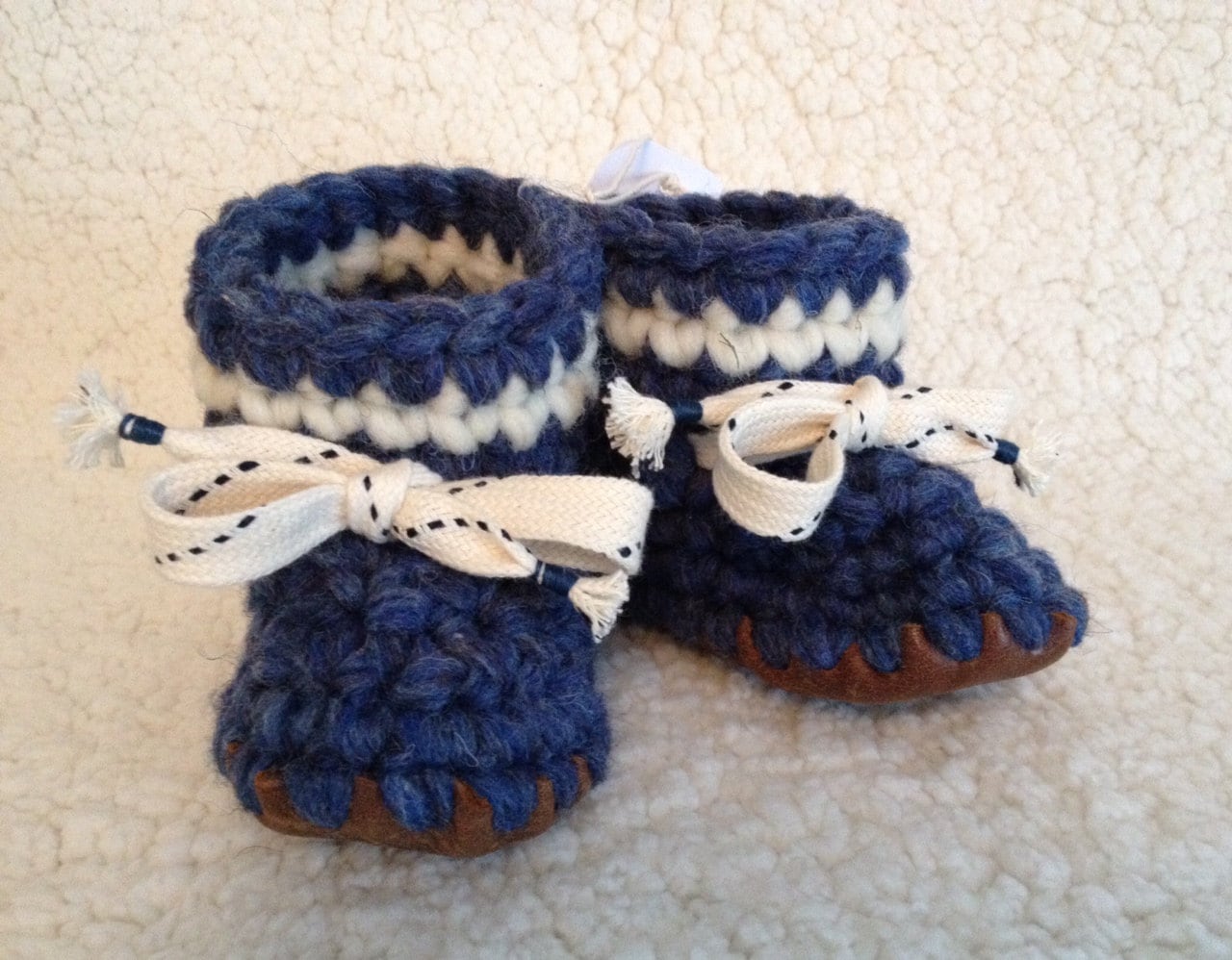 Navy Baby Boy Soft Booties 100% Wolle Handmade Eco Freundliche Weiche Ledersohle Babys Erste Schuhe von TinyFeetBooties