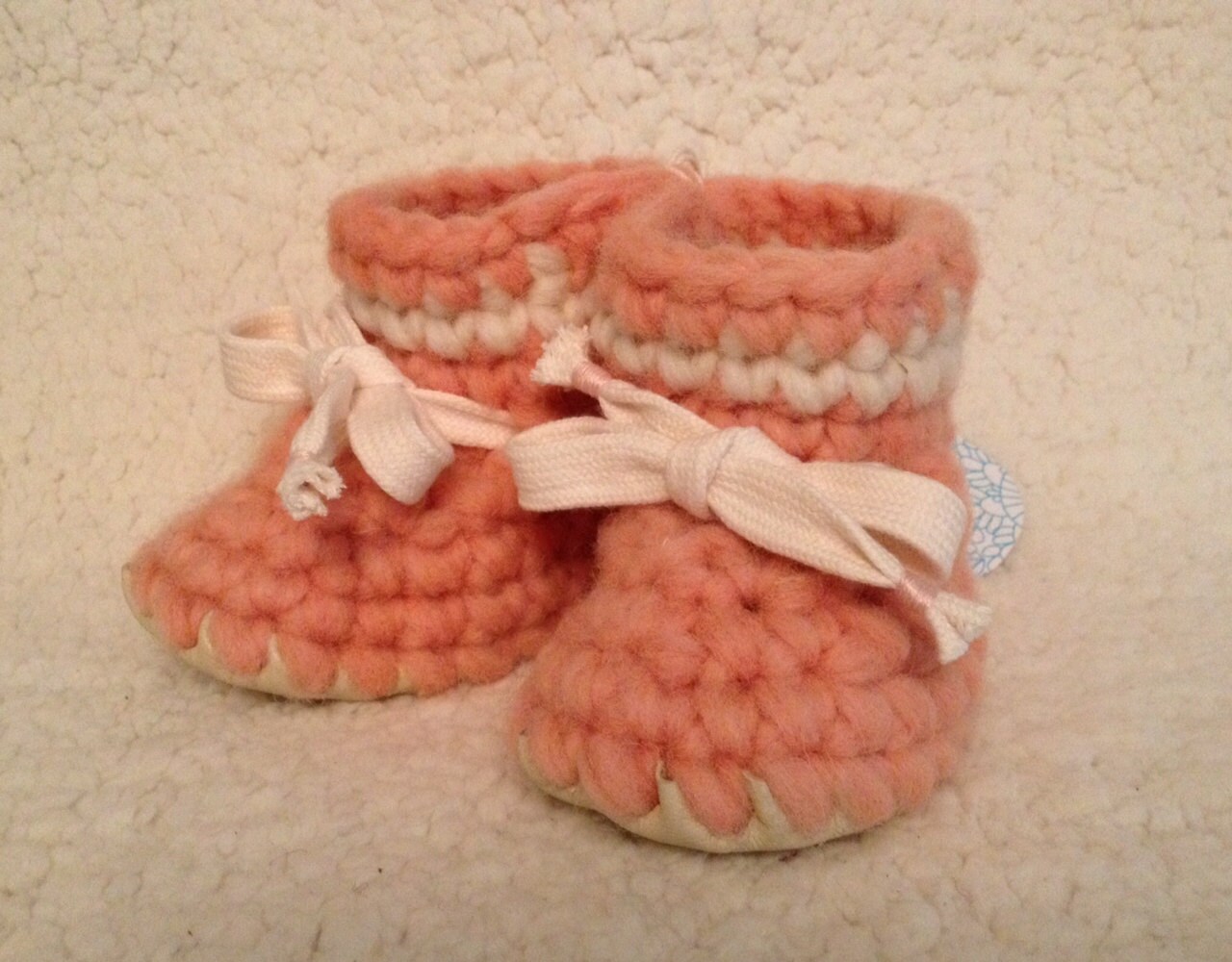 Pfirsich Baby Mädchen Weiche Booties Handgemacht Reine Wolle Gestrickte Stiefel Umweltfreundliche Ledersohle Babys Erste Schuhe von TinyFeetBooties