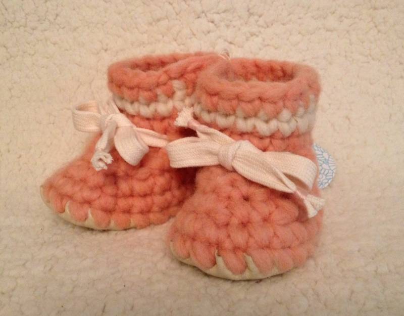 Pfirsich Baby Mädchen Weiche Booties Handgemacht Reine Wolle Gestrickte Stiefel Umweltfreundliche Ledersohle Babys Erste Schuhe von TinyFeetBooties