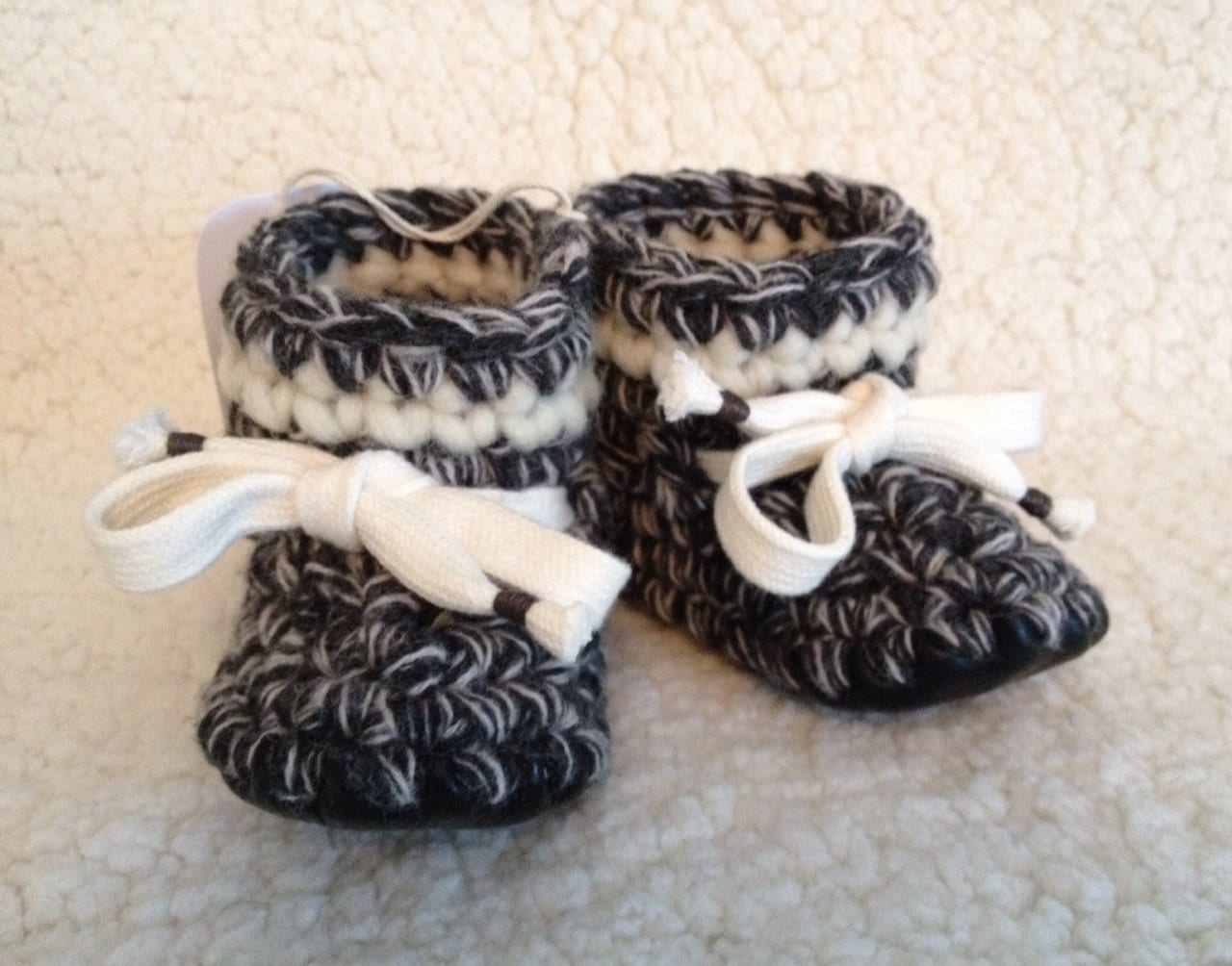 Salz Und Pfeffer Weiche Baby-Booties Aus Reiner Wolle Handgefertigte Gestrickte Unisex-stiefel Umweltfreundliche Weiche Ledersohle Babys Erste Schuhe von TinyFeetBooties