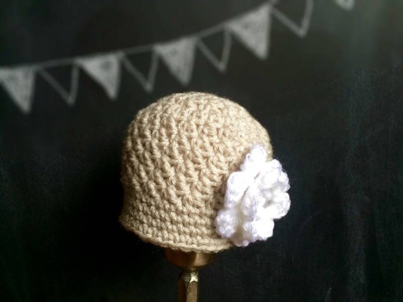 Häkeln Sie Babymädchen Hut Blume Cloche Leinen Weiß von TinyIslandHandmade