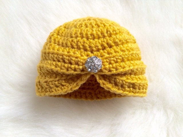 Turbanmütze Baby Mädchen Gelb Häkeln Schmuckknopf von TinyIslandHandmade