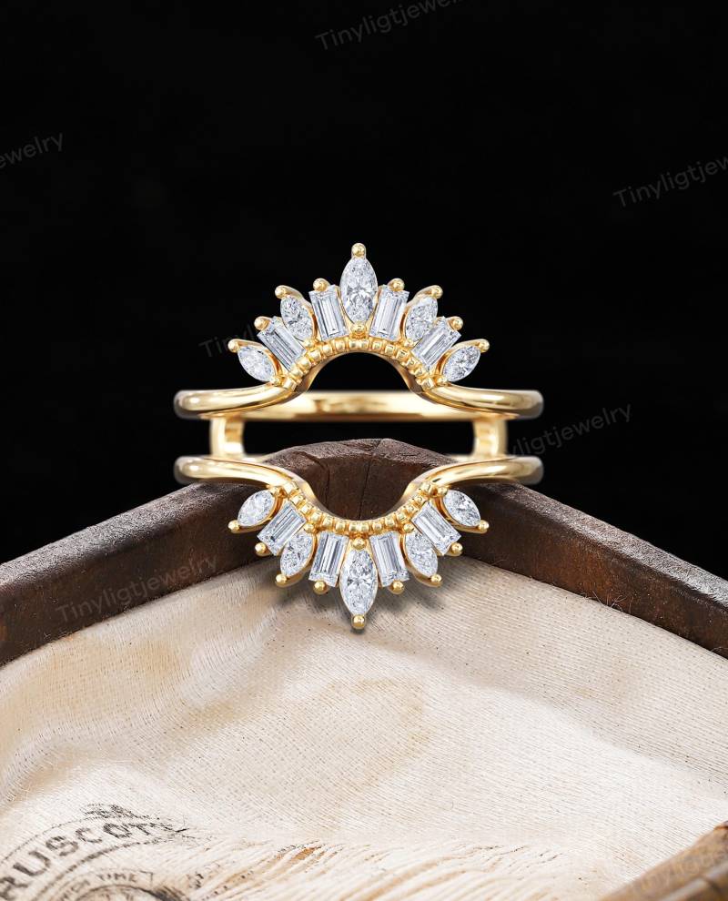 Art Deco Baguette Labor Gewachsene Diamant Band - 14K Gold Chevron Kronenring | Doppelband Offener Ehering Einzigartiger Stapelring von TinyLightJewelry