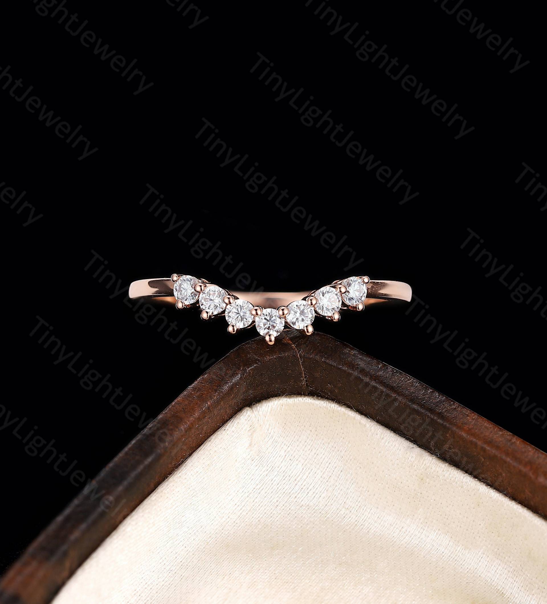 Geschwungener Ehering Moissanit Ring Diamant Stapelbar 14K/18K Roségold Vintage Band Hochzeitsjubiläum von TinyLightJewelry