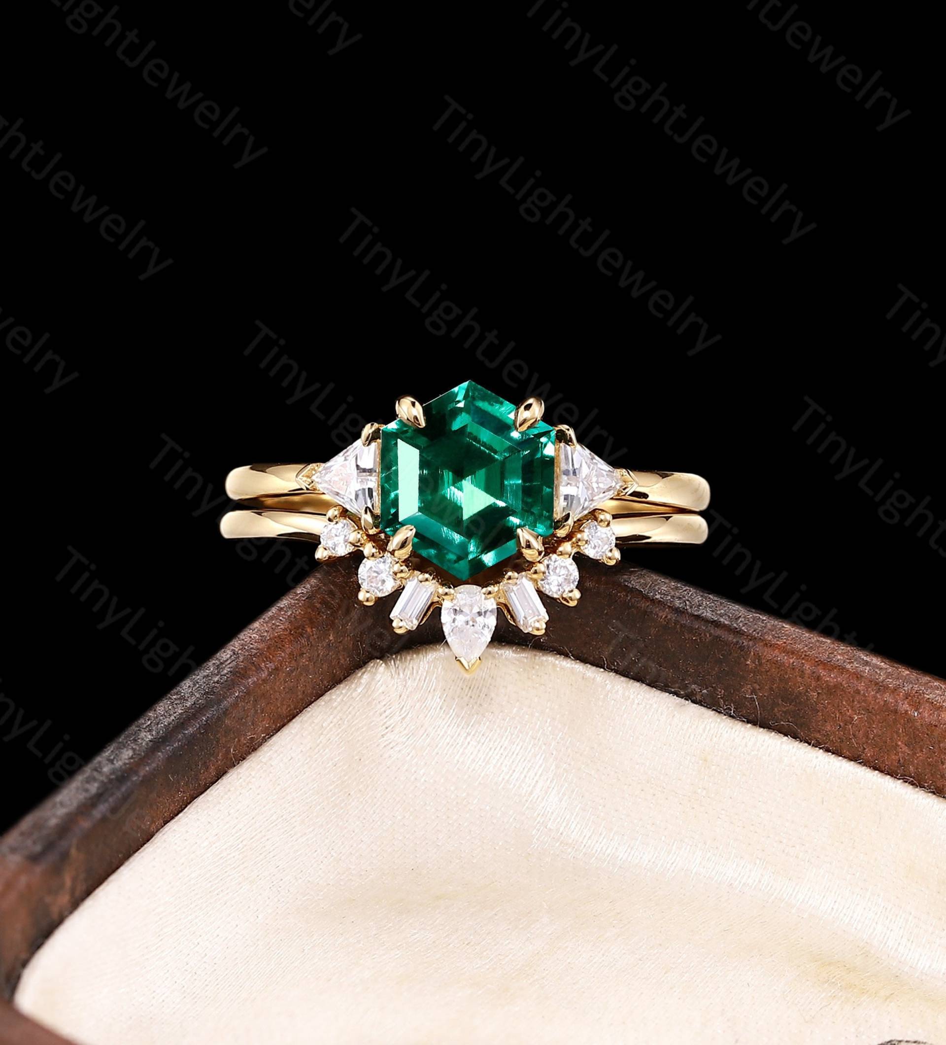 Smaragd Verlobungsring Set Triangle Ring Moissanit Diamant Gewölbter Bandring Jubiläumsring von TinyLightJewelry