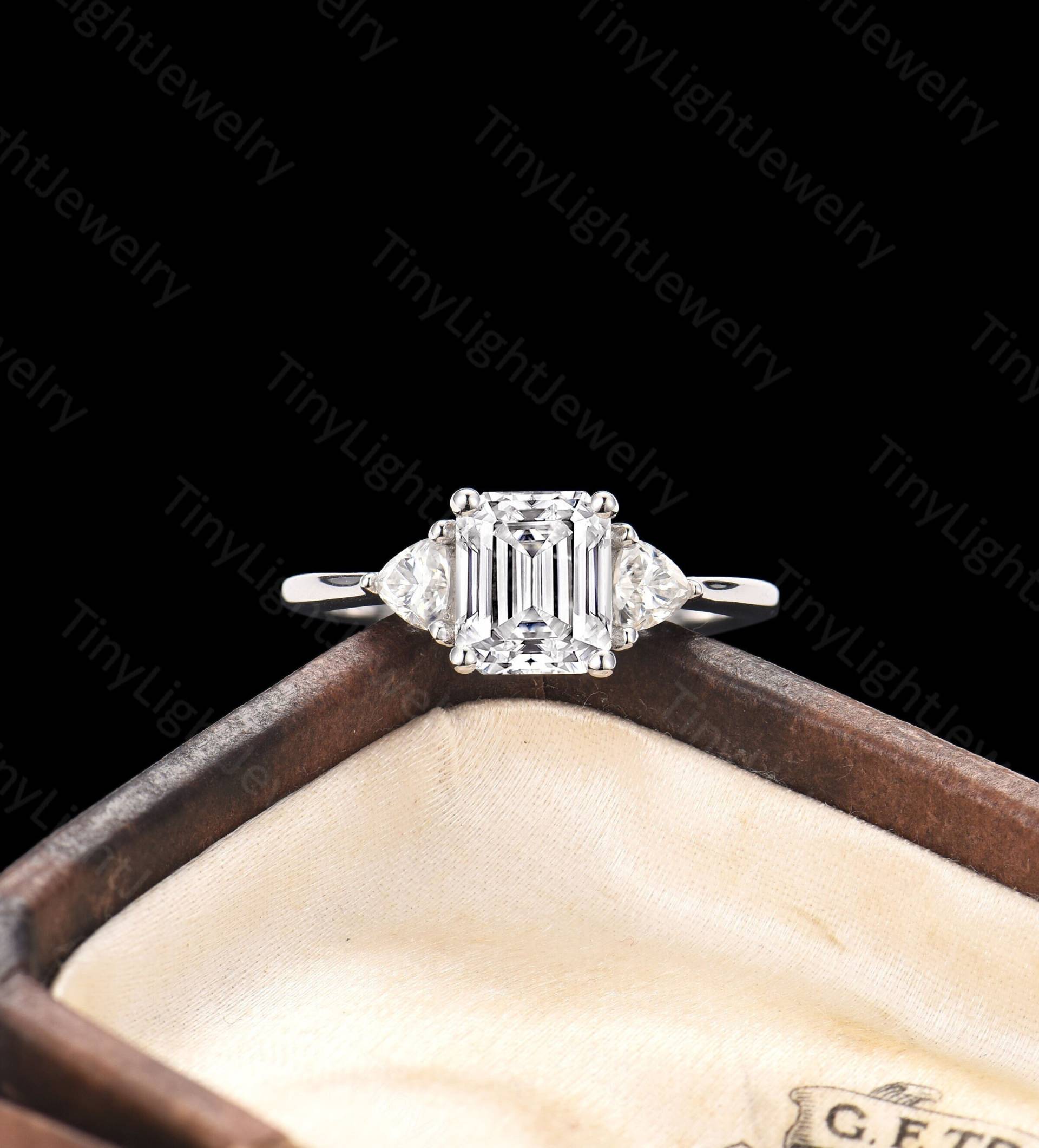 Smaragdschliff Moissanite Verlobungsring Art Deco Trillion Ring Vintage Weißgold Drei Stein Frauen von TinyLightJewelry